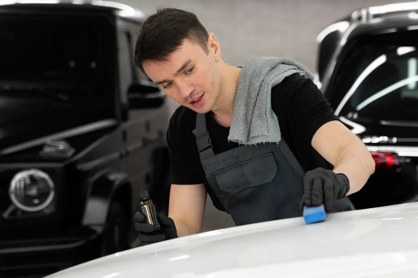 Nahaufnahme eines Autopflegevorgangs